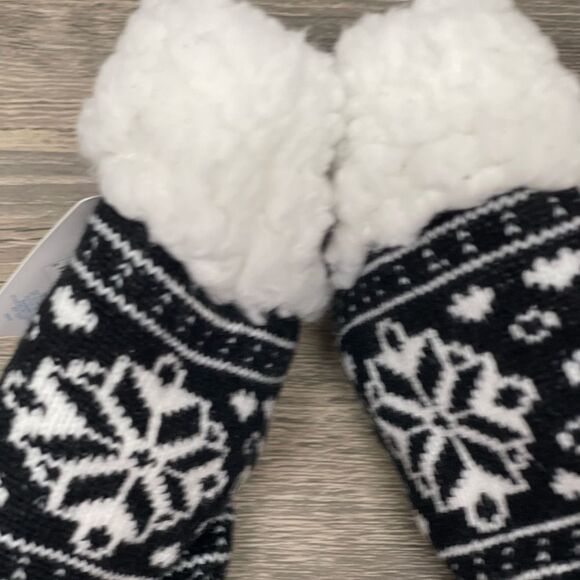 Elegant Black and White Snowflake Knit Socks - Picture 3 of 5